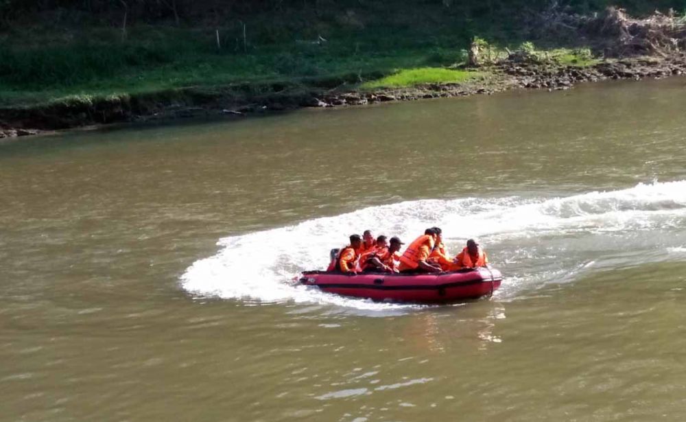Tim SAR saat melakukan pencarian bocah SD yang tenggelam di Sungai Brantas Kediri