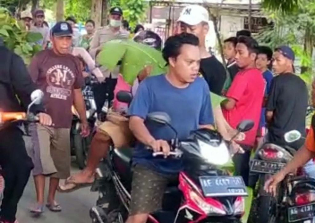 Proses evakuasi jenazah bocah SD yang jatuh ke DAM Sungkur, Ponorogo