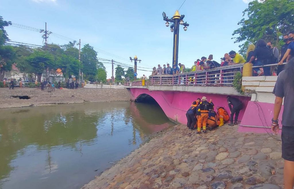 Bocah yang dilaporkan tenggelam di Sungai Kalimas Surabaya, ditemukan tewas (Foto: Ni'am Kurniawan/jatimnow.com)