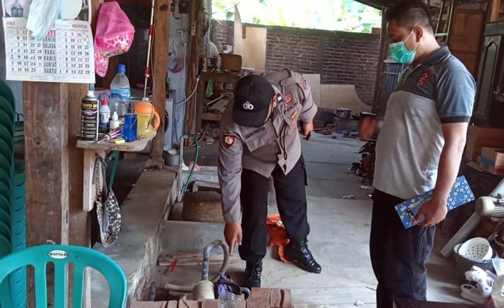 Polisi melakukan olah TKP di lokasi kejadian