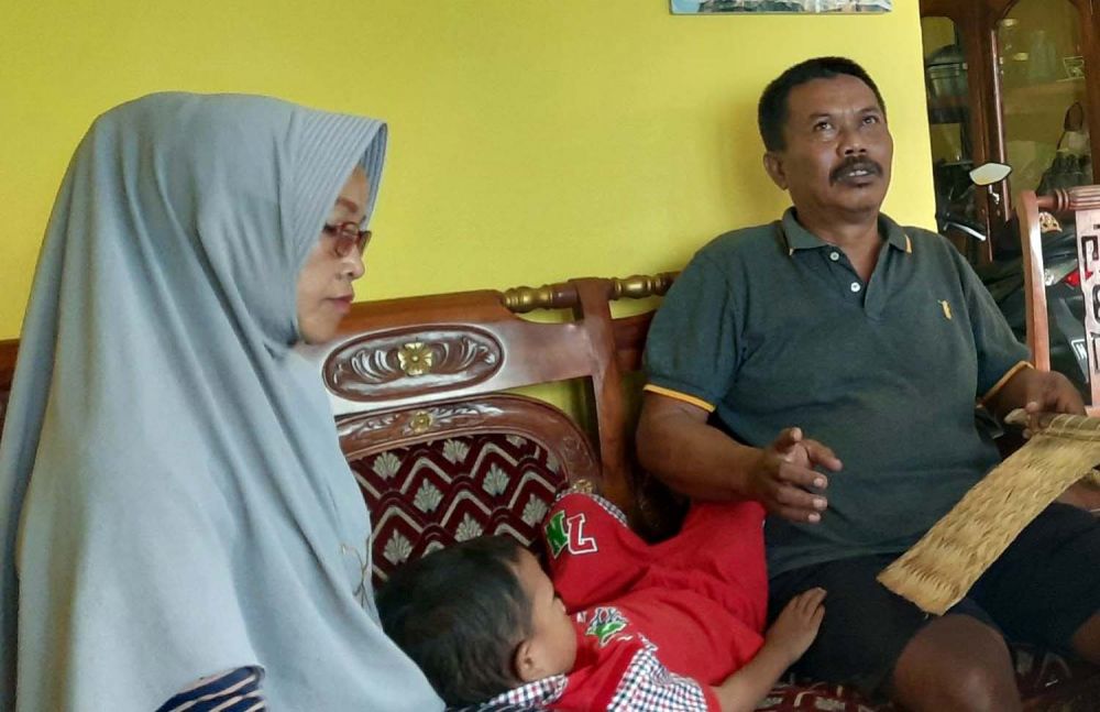 Ana dan Sunarto mendampingi Enggar, cucunya yang disunat jin