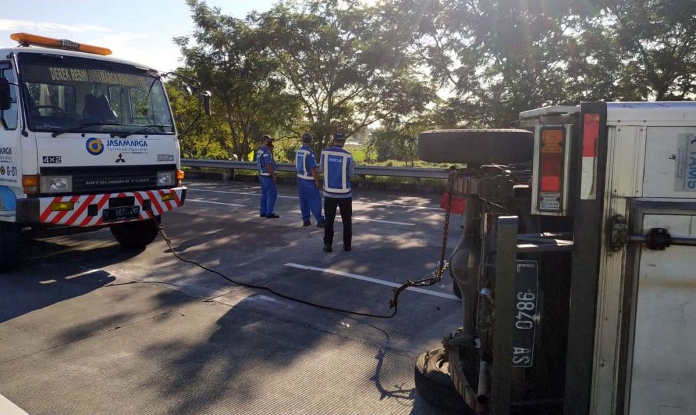 Evakuasi mobil boks bermuatan sosis yang terguling di Tol Gempol-Pandaan