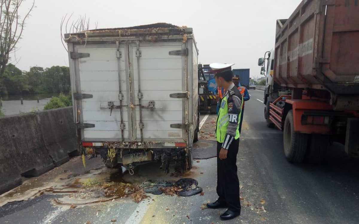 Mobil boks terbakar di KM 4.700B Jalan Tol Gresik-Surabaya