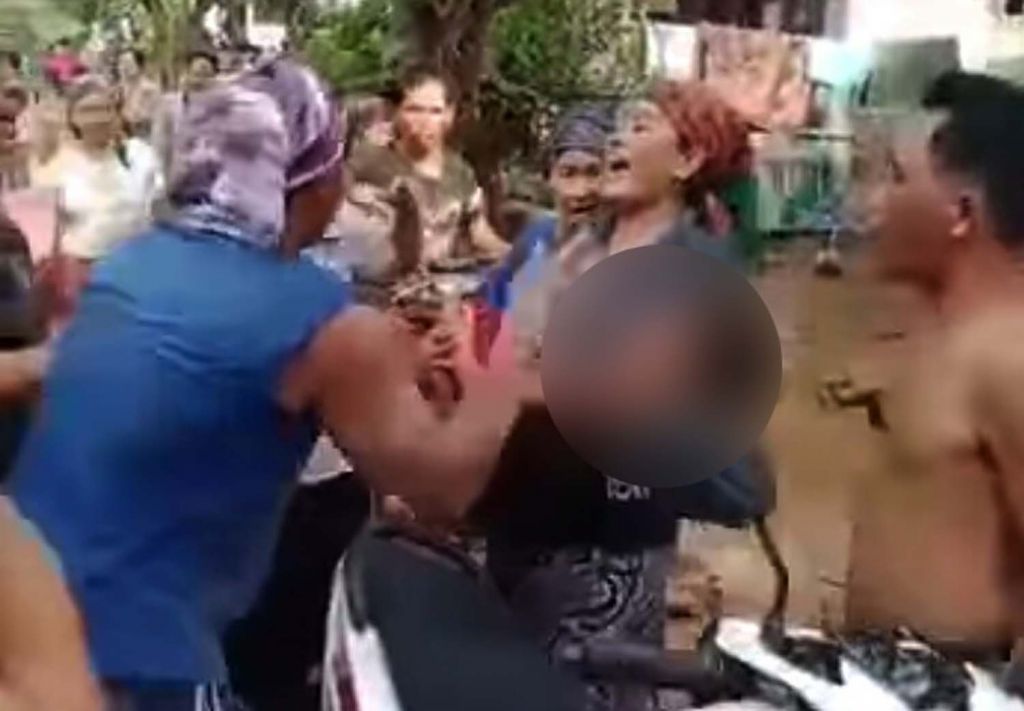 Salah satu bocah korban ledakan bom ikan di Pasuruan dibopong ibunya (Foto: Tangkapan layar video viral)