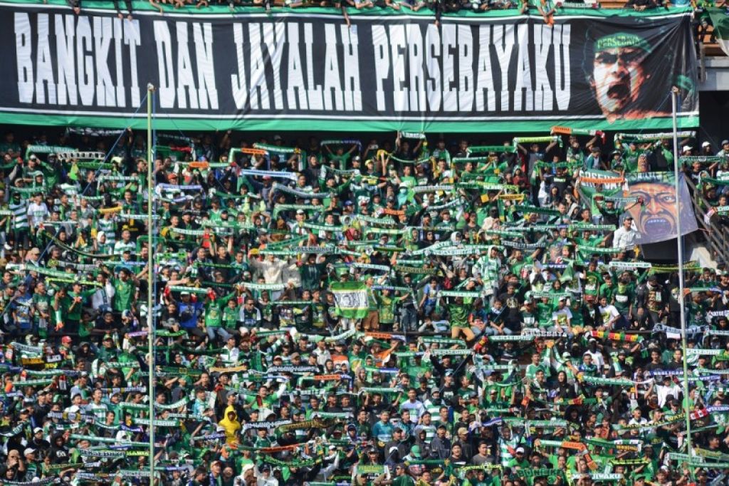 Bonek mendukung Persebaya saat bertanding (Foto:  Istimewa)