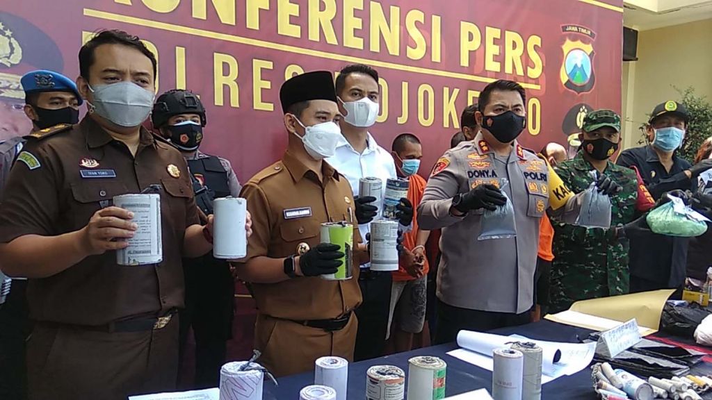 Barang bukti yang disita dari tiga tempat produksi petasan dibeber di Mapolres Mojokerto