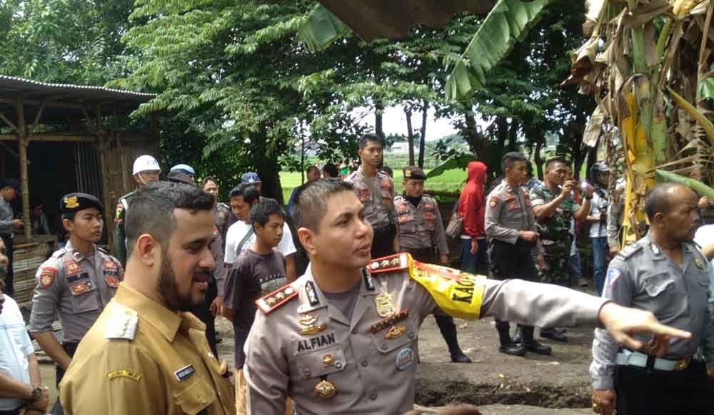 Petugas gabungan bongkar sarang judi ayam