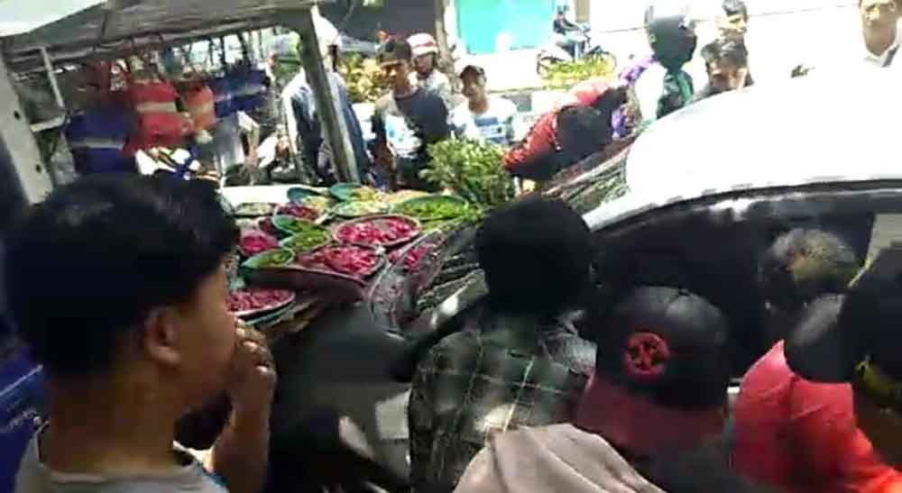 Honda Brio Tabrak 4 Motor dan Mobil Penjual Bunga di Surabaya