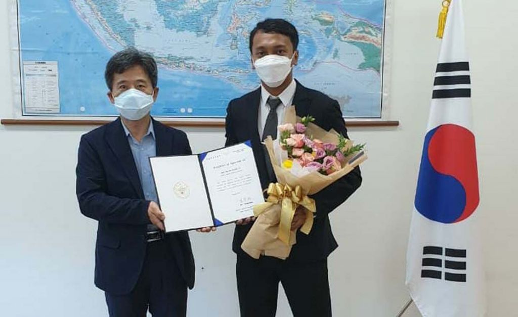 Bripka Febri Rijal Syaifudin (kanan) saat menerima penghargaan dari Asisten Konsul Kedubes Korea Selatan untuk Indonesia di Jatim, Lee Kyung-yoon