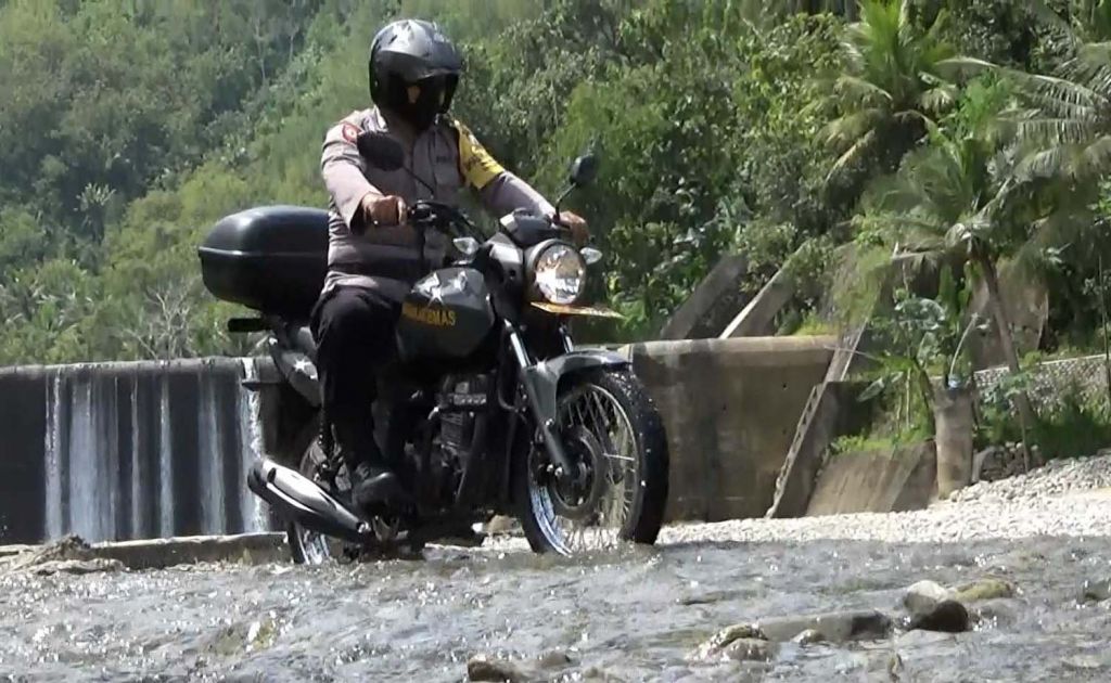 Bripka Rifain memacu motor dinasnya untuk mengantarkan pesanan warga Pacitan yang sedang melakukan isolasi mandiri