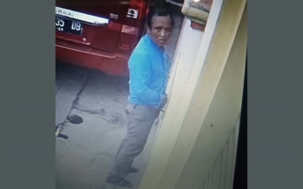 Aksi Broto saat mencuri di sebuah kantor di Surabaya terekam CCTV