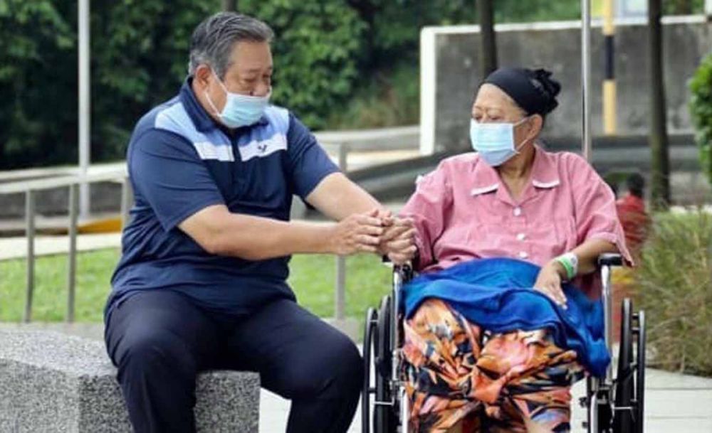 Ani Yudhoyono bersama SBY (foto: Istimewa)