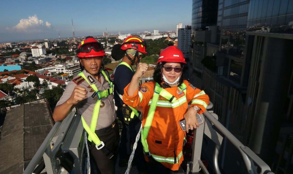 Chandra Oratmangun bersama Kapolrestabes Surabaya, Kombes Pol Rudi Setiawan pada April 2018