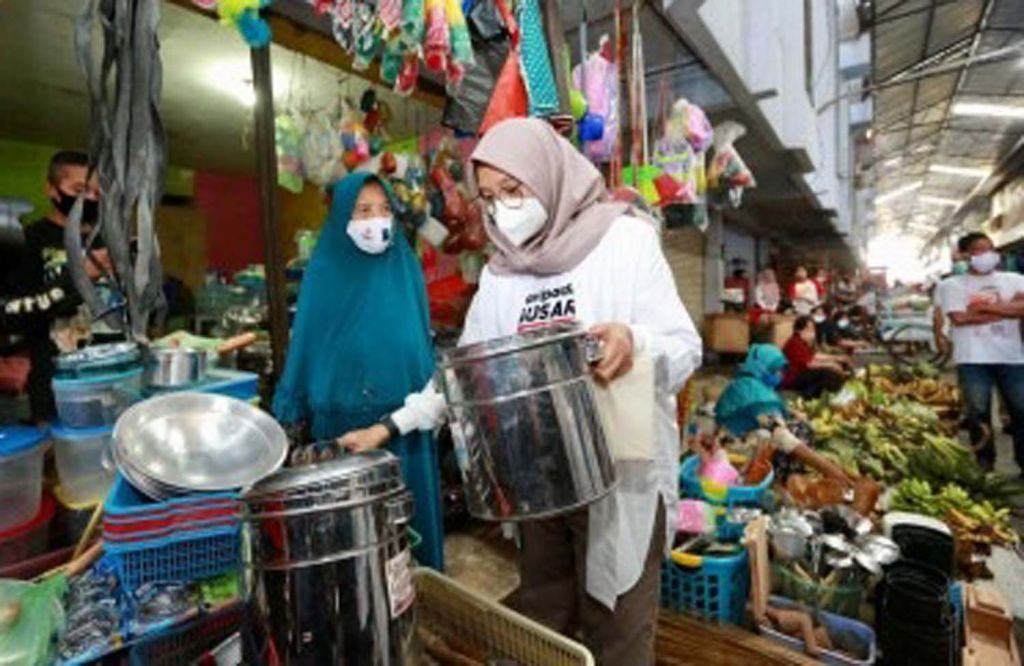 Bupati Banyuwangi, Ipuk Fiestiandani di Pasar Genteng