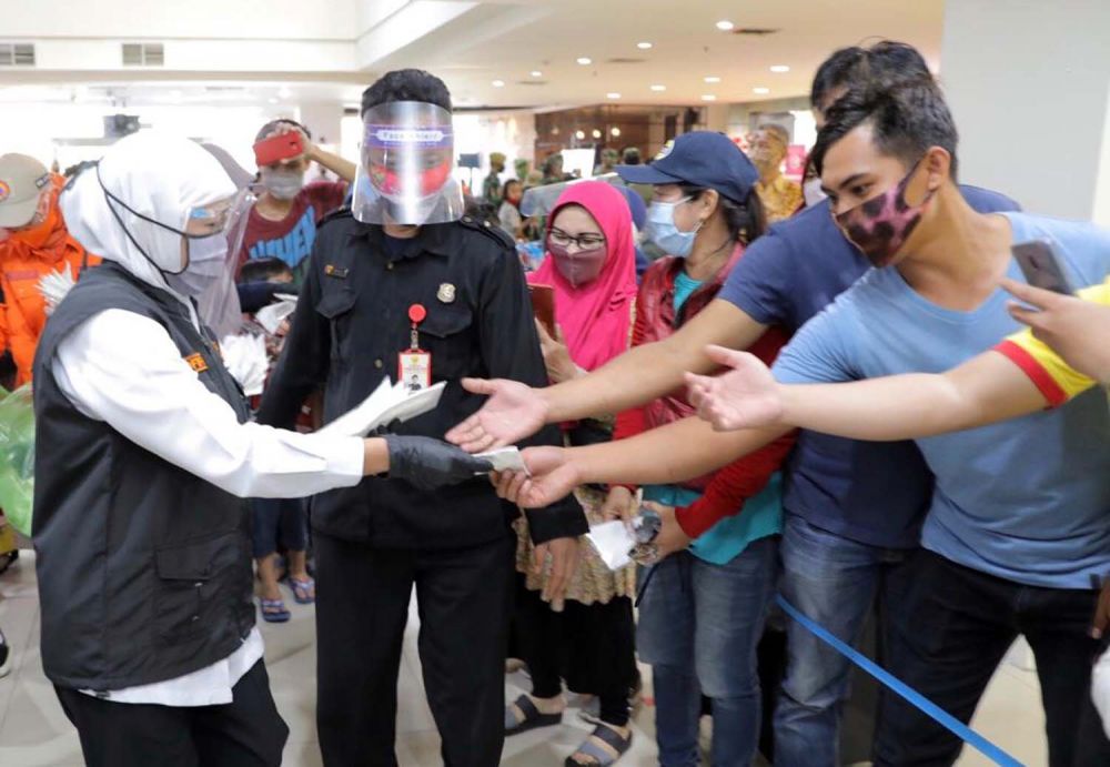 Masker Bantuan Presiden Jokowi Dibagikan ke Pedagang Pasar di Surabaya