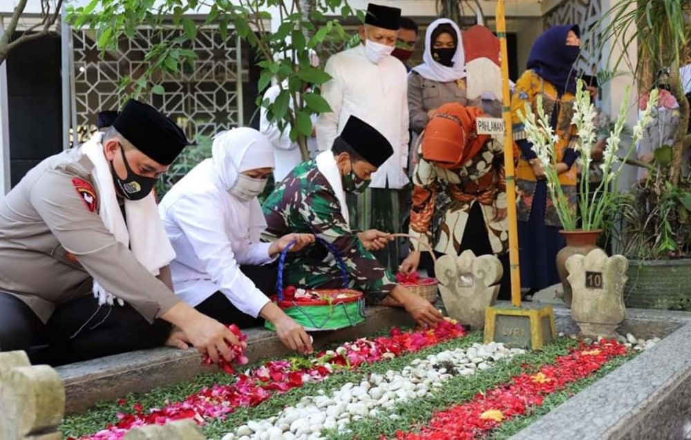 Gubernur Jatim, Kapolda Jatim dan Pangdam V Brawijaya saat ziarah di komplek makam Ponpes Tebuireng, Jombang