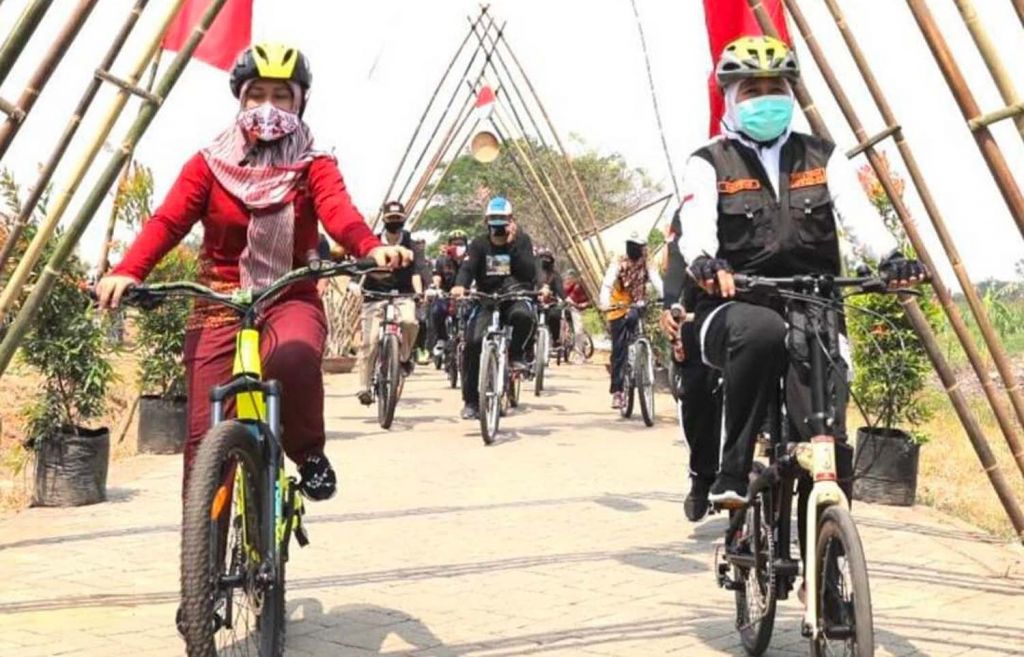 Gubernur Jatim Khofifah Indar Parawansa saat gowes di Kota Mojokerto
