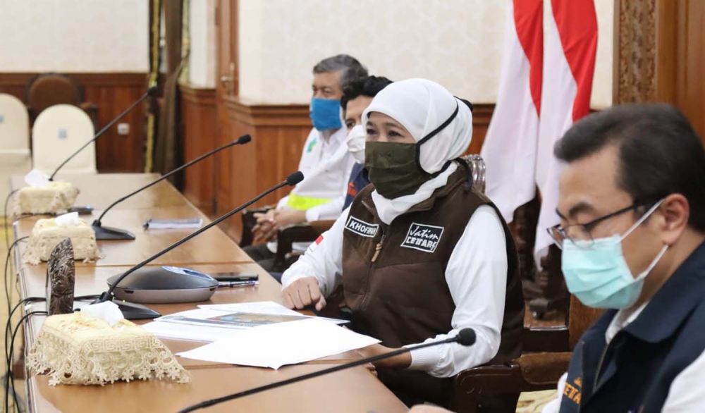 Ketua Rumpun Kuratif Gugus Tugas Covid-19 Jawa Timur, dr Joni Wahyuadi (kanan)