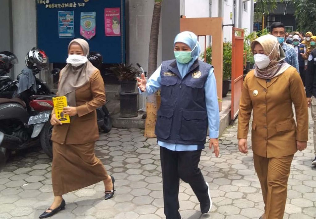 Gubernur Jatim Khofifah Indar Parawansa meninjau vaksinasi Covid-19 di RSUD dr Wahidin Sudirohusodo Kota Mojokerto
