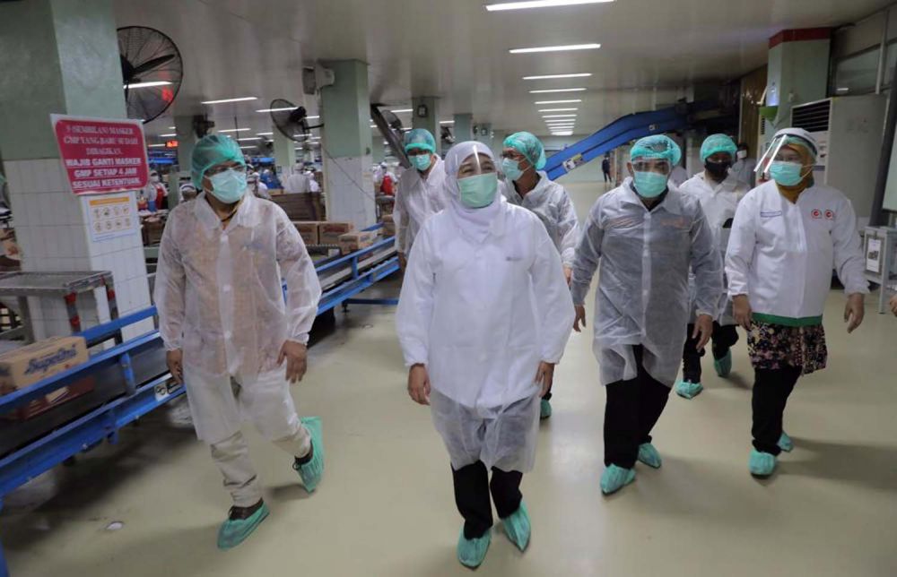 Gubernur Jatim Khofifah Indar Parawansa mengunjungi PT. Indofood Sukses Makmur di Kecamatan Beji, Kabupaten Pasuruan