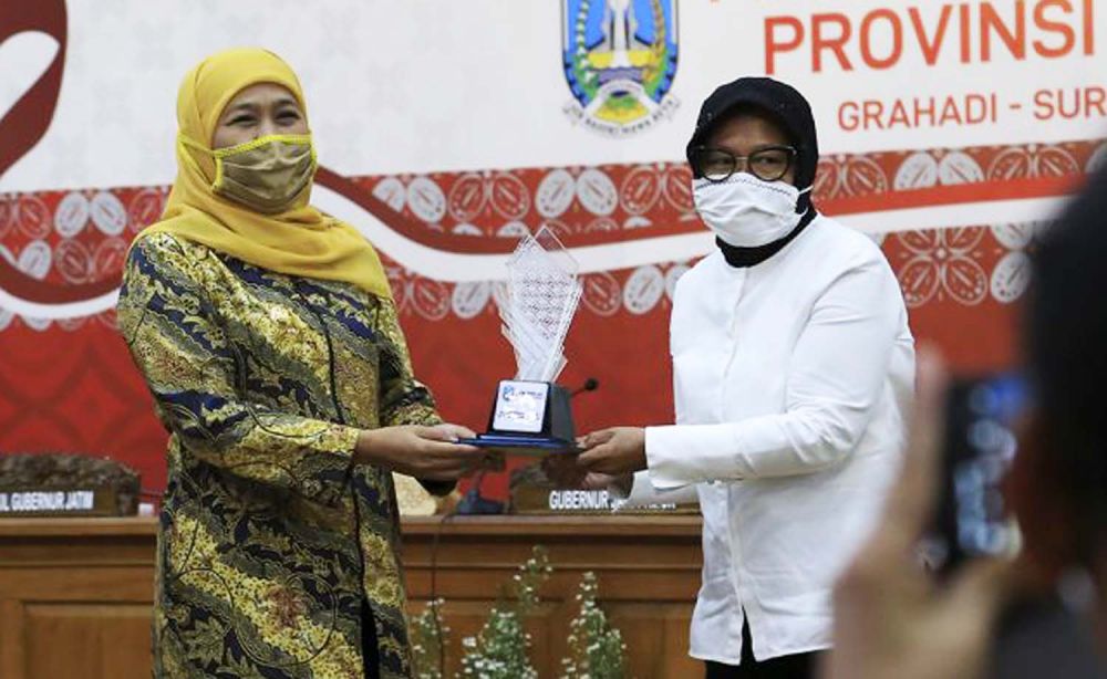 Gubernur Jatim Khofifah Indar Parawansa bersama Wali Kota Surabaya Tri Rismaharini (Foto: Dok. jatimnow.com)