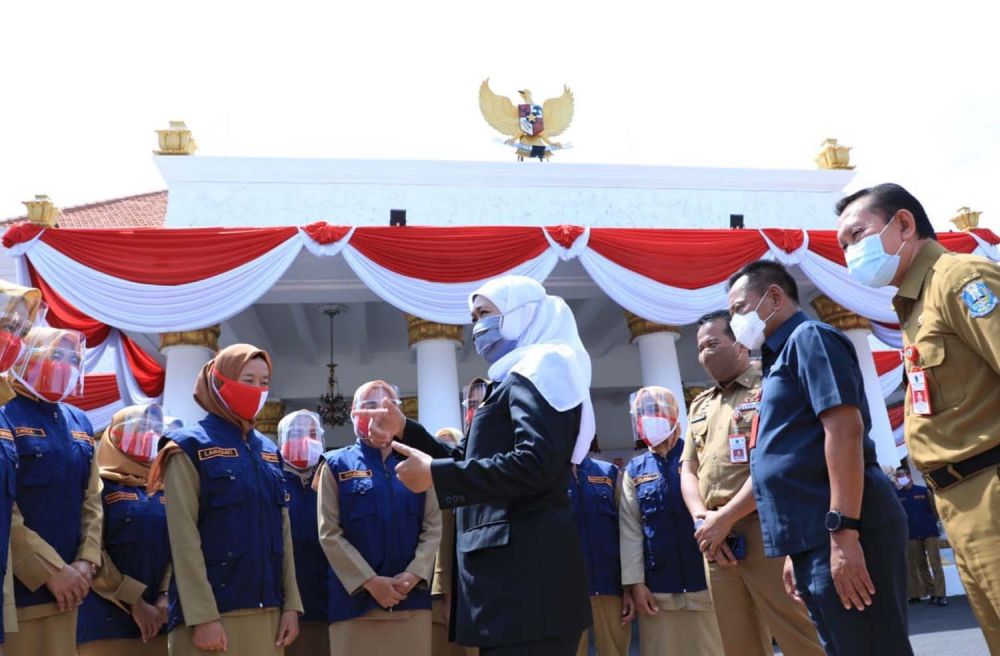 Gubernur Jatim Khofifah Indar Parawansa menerima 57 lulusan IPDN Angkatan XXVII di Gedung Negara Grahadi