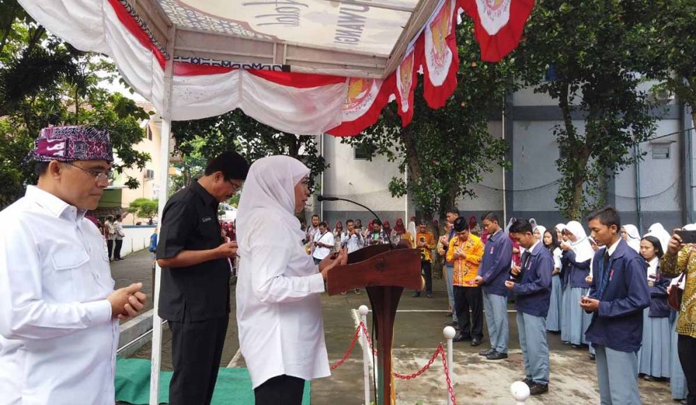 Gubernur Khofifah saat meninjau kesiapan pelaksanaan Ujian Nasional Berbasis Komputer (UNBK) di SMKN 1 Banyuwangi