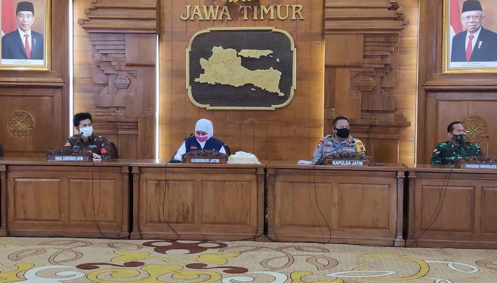 Gubernur Jatim Khofifah Indar Parawansa saat jumpa pers di Gedung Negara Grahadi, Jalan Gubernur Suryo, Surabaya