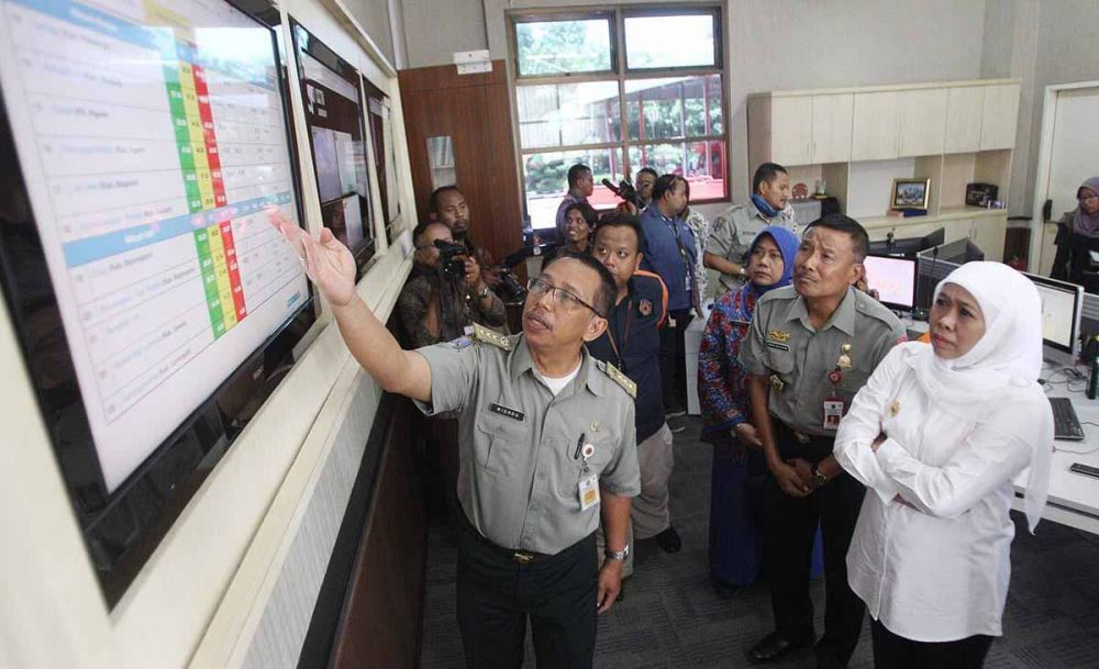 Gubernur Jawa Timur, Khofifah Indar Parawansa saat berkunjung ke Kantor BPBD Jatim