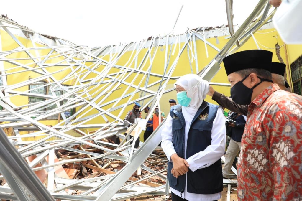 Gubernur Jatim, Khofifah Indar Parawansa saat meninjau dampak gempa di Kabupaten Malang