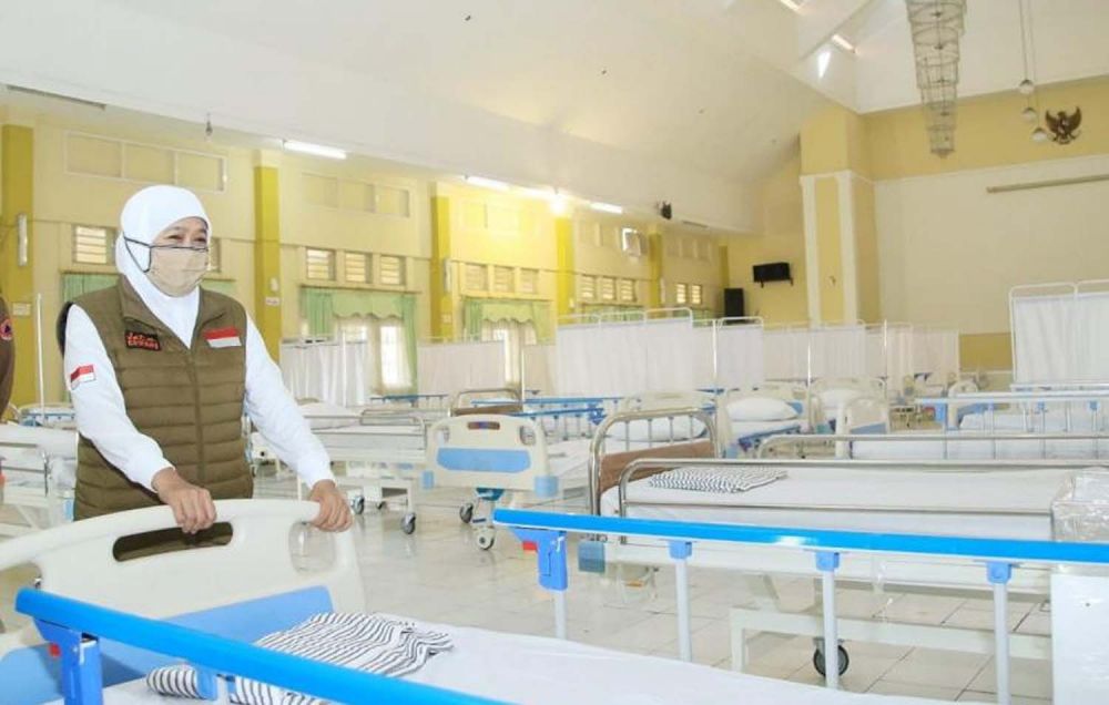 Gubernur Jatim Khofifah Indar Parawansa saat meninjua RS Darurat Covid-19 di Jalan Indrapura, Surabaya