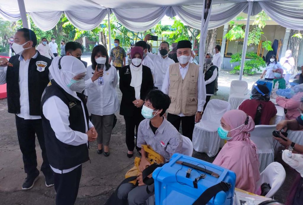 Gubernur Jawa Timur Khofifah Indar Parawansa saat meninjau vaksinasi pelajar di SMAN 5 Surabaya