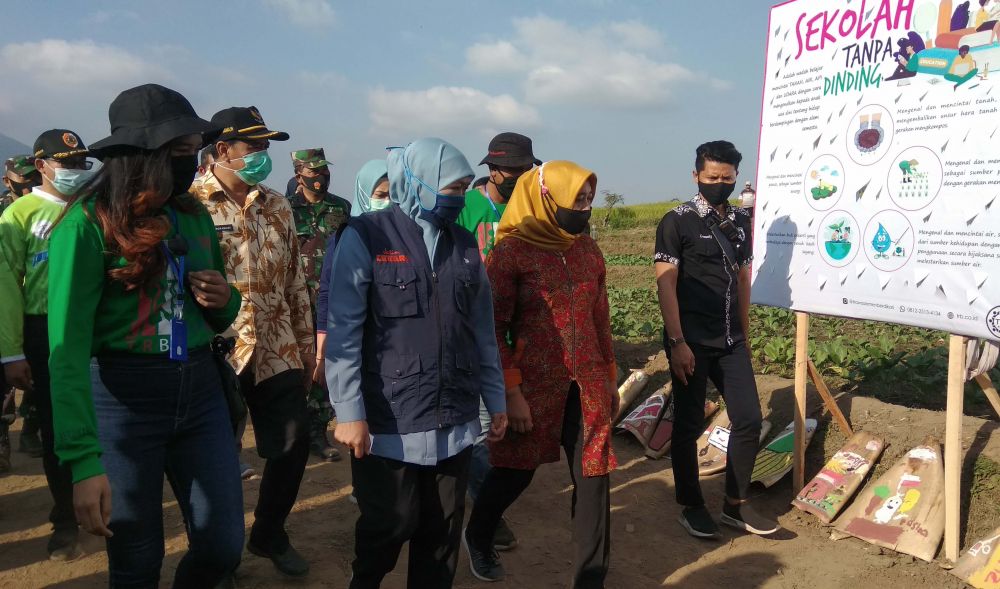 Gubernur Jatim Khofifah Indar Parawansa dalam rangkaian launching wisata paralayang di Trawas, Mojokerto