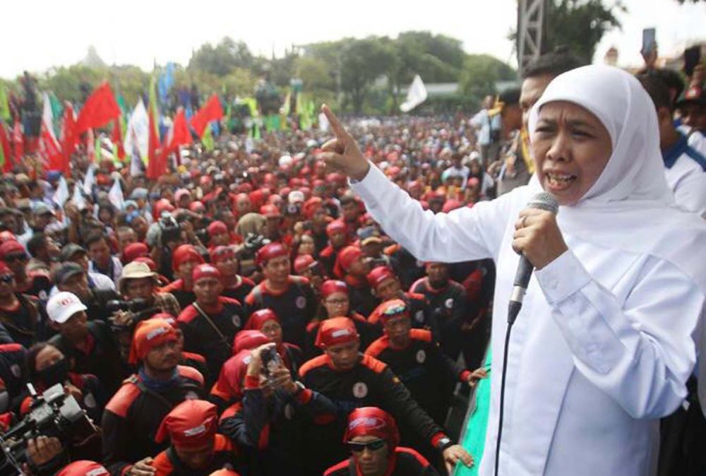 Gubernur Jatim Khofifah Indar Parawansa di hadapan para buruh (Foto: Dok. jatimnow.com)