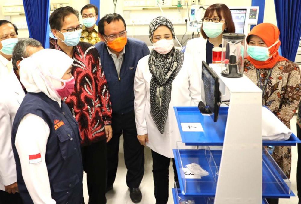 Gubernur Jatim Khofifah Indar Parawansa saat disapa RAISA di RSUA Surabaya