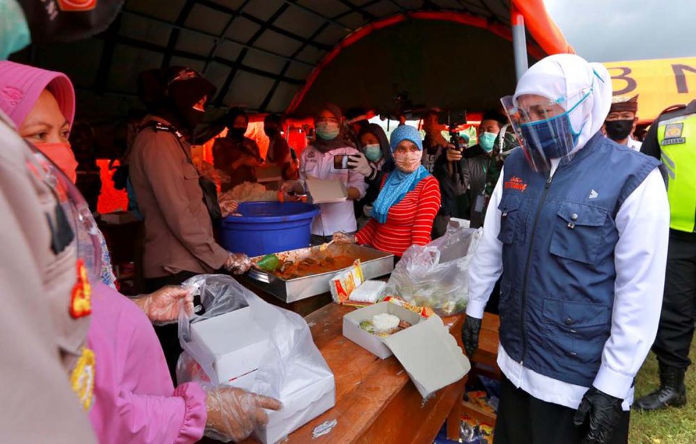 Gubernur Jatim Khofifah Indar Parawansa saat meninjau penanganan Covid-19 klaster pesantren di Banyuwangi