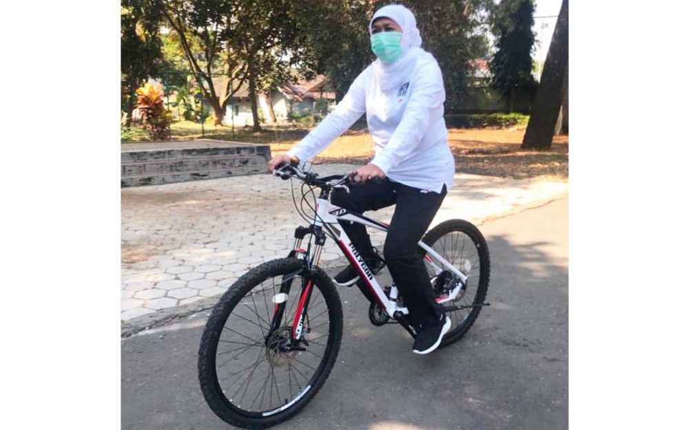 Gubernur Jatim Khofifah Indar Parawansa saat mencoba sepeda produksi Sidoarjo (Foto: Instagram @khofifah.ip)