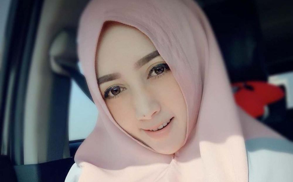 Wanita berhijab (Foto: Bu Kades cantik asal Lamongan, Angely Emitasari for jatimnow.com)