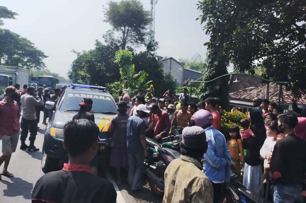 Warga mendatangi rumah yang dipakai bu kades dan perangkat desanya berduaan