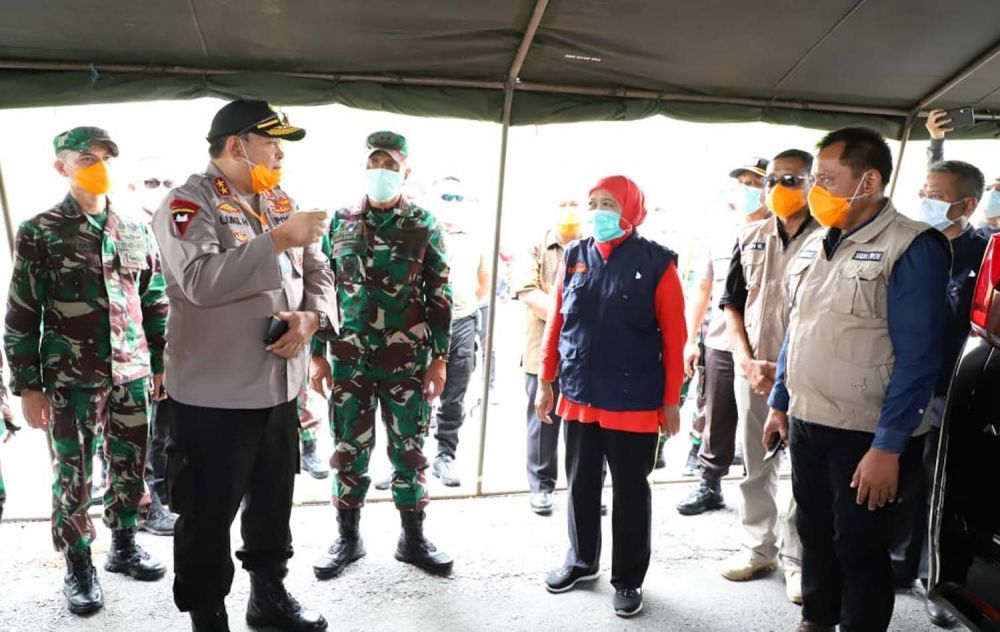 Gubernur Jatim Khofifah Indar Parawansa melakukan pemeriksaan drive thru disinfektan di Jembatan Suramadu
