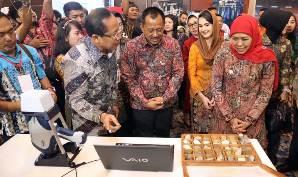 Gubernur Khofifah melihat produk UMKM di salah satu stand Jatim Fair 2019 di Grand City Mall Surabaya