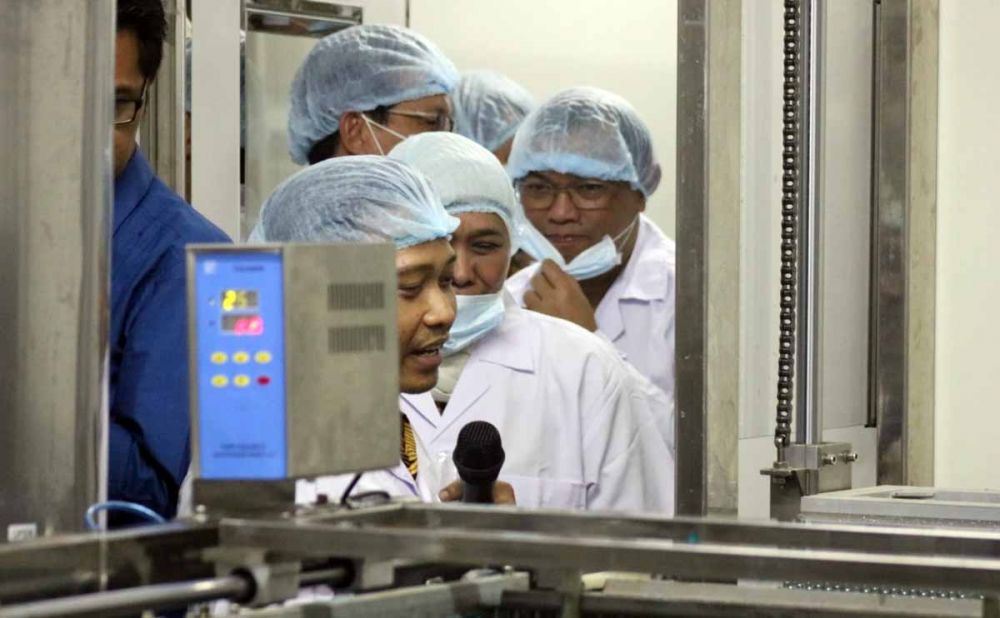 Gubernur Khofifah saat melihat produksi cangkang kapsul berbasis rumput laut di Unair