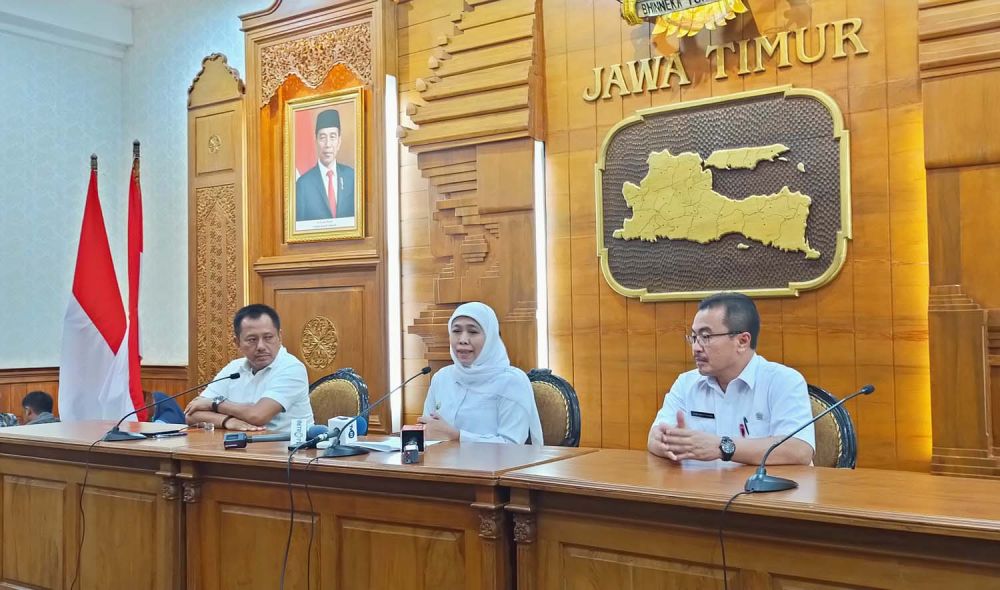 Gubernur Jatim Khofifah Indar Parawansa di Gedung Negara Grahadi, Jalan Gubernur Suryo, Surabaya