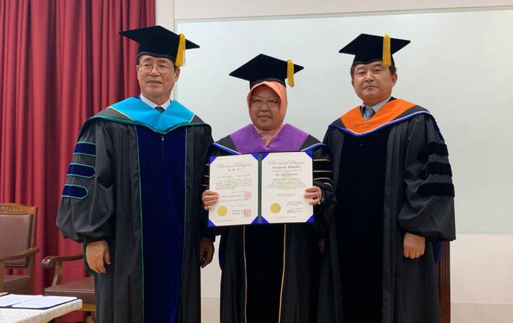 Wali Kota Surabaya, Tri Rismaharini mendapat gelar Doktor Honoris Causa