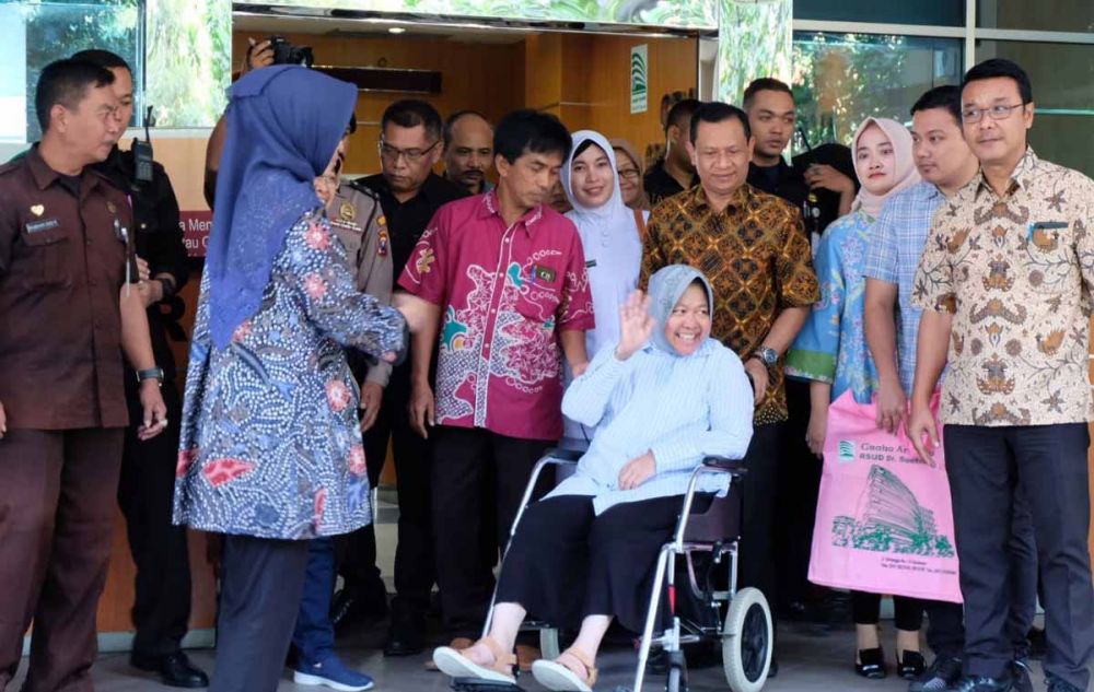 Senyum Ceria Wali Kota Risma saat Keluar Rumah Sakit