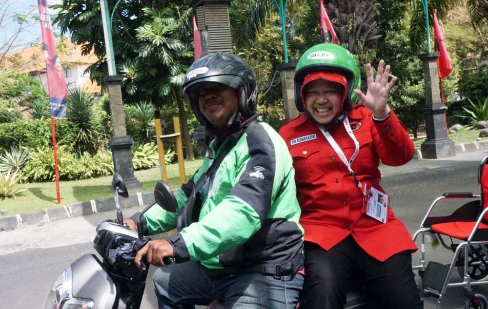 Wali Kota Risma naik ojek online menuju Kongres PDIP di Bali 8 Agustus 2019 (Foto: Arif Ardianto/jatimnow.com)