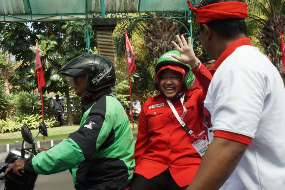 Wali Kota Risma melambaikan tangan ke arah warga yang menyapanya di Bali (Foto-foto: Arif Ardianto/jatimnow.com)