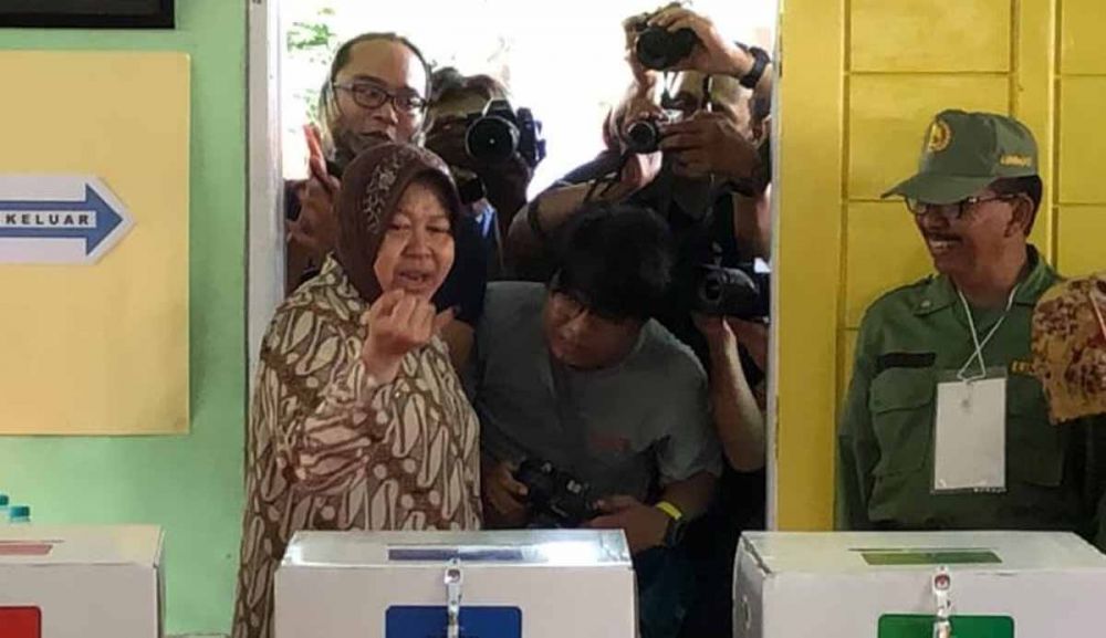 Wali Kota Risma pakai baju batik saat mencoblos di TPS 001 Kelurahan Jajar Tunggal, Wiyung, Surabaya