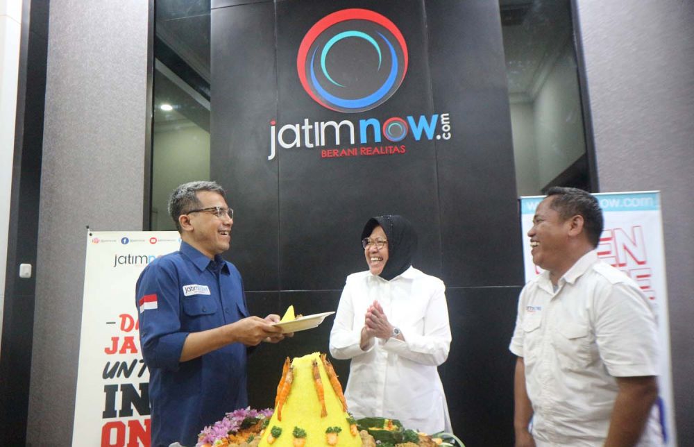 Wali Kota Surabaya Tri Rismaharini bersama Pemred jatimnow.com Budi Sugiharto (kiri) dan Wapemred Rois Jajeli (kanan)