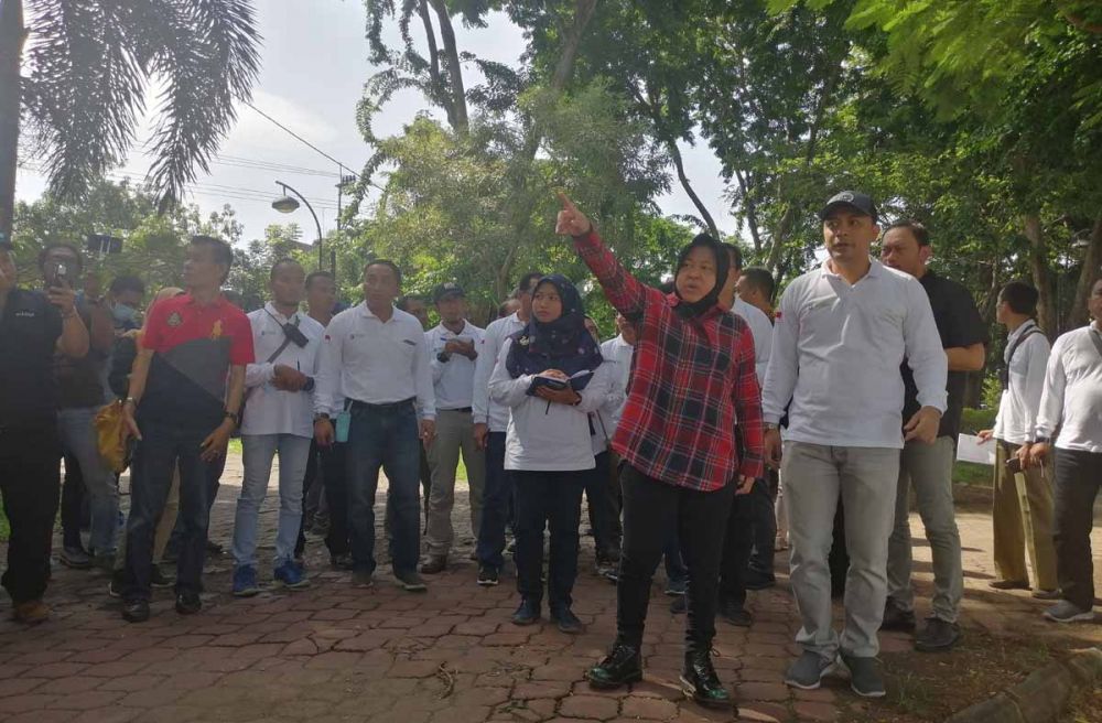 Wali Kota Risma melakukan sidak ke taman di bantaran sungai Jalan Ngagel Surabaya